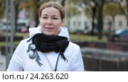 Портрет молодой женщины, говорящей в камеру на улице. Стоковое видео, видеограф Кекяляйнен Андрей / Фотобанк Лори