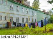 Чистое белье сушится на бельевой веревке (2016 год). Стоковое фото, фотограф Sergei Gushchin / Фотобанк Лори