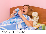 Девушка чихает широко открыв рот. Стоковое фото, фотограф Иванов Алексей / Фотобанк Лори