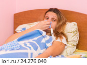 Молодая девушка сильно кашляет лежа в кровати. Стоковое фото, фотограф Иванов Алексей / Фотобанк Лори