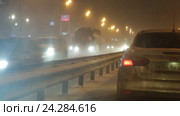 Автомобильный поток зимой в метель, трасса М7 (2016 год). Редакционное видео, видеограф Дмитрий Неумоин / Фотобанк Лори