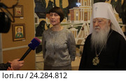 Митрополит Ювеналий и министр образования Московской области М. Б. Захарова дают интервью местной елекомпании (2016 год). Редакционное видео, видеограф Дмитрий Неумоин / Фотобанк Лори