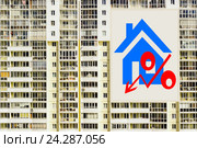 Рекламный щит с рекламой продажи недвижимости. Стоковое фото, фотограф Сергеев Валерий / Фотобанк Лори