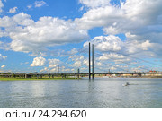 Мост Rheinkniebrucke через Рейн в Дюссельдорфе, Германия (2015 год). Стоковое фото, фотограф Михаил Марковский / Фотобанк Лори