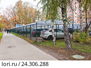 Тентовая автостоянка на улице Молодцова в Москве (2012 год). Редакционное фото, фотограф Алёшина Оксана / Фотобанк Лори