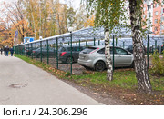 Тентовая автостоянка на улице Молодцова в Северном Медведково (2012 год). Редакционное фото, фотограф Алёшина Оксана / Фотобанк Лори