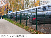 Тентовая автостоянка в Северном Медведково (2012 год). Редакционное фото, фотограф Алёшина Оксана / Фотобанк Лори