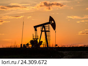 Нефтяной насос-качалка на закате. Стоковое фото, фотограф Зайцев Алексей / Фотобанк Лори