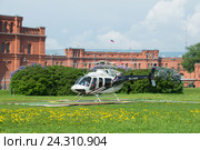 Вертолет Bell 407GX (RA-01605) на посадочной площадке солнечным майским днем. Санкт-Петербург (2016 год). Редакционное фото, фотограф Виктор Карасев / Фотобанк Лори
