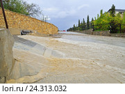 Потоки воды текут по улице после сильного дождя. Судак. Крым (2016 год). Стоковое фото, фотограф Максим Мицун / Фотобанк Лори