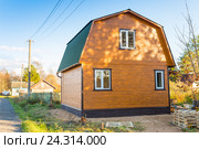 Обшитый вагонкой каркасный дом. Стоковое фото, фотограф Сергей Дубров / Фотобанк Лори