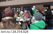 Украинский патриотической флэш-моб, песня, 3 декабря 2016 в г. Днепропетровске, Украина. Редакционное видео, видеограф Потийко Сергей / Фотобанк Лори