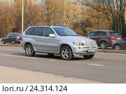 Серебристый немецкий среднеразмерный кроссовер BMW X5 на дороге (2016 год). Редакционное фото, фотограф Михаил Рудницкий / Фотобанк Лори