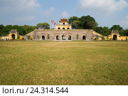 Вид на южные ворота  Doan Mon Gate старинной цитадели Thang Long. Ханой, Вьетнам (2016 год). Стоковое фото, фотограф Виктор Карасев / Фотобанк Лори