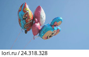 Различные воздушные шары  надутые гелием  в небе (2016 год). Редакционное видео, видеограф worker / Фотобанк Лори