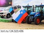 Развешены флаги на тракторах (2016 год). Редакционное фото, фотограф Анатолий Матвейчук / Фотобанк Лори