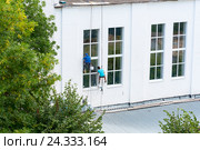Верхолазы заделывают швы на новых окнах (2016 год). Редакционное фото, фотограф Александр Щепин / Фотобанк Лори