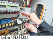 electrician measurements with multimeter tester. Стоковое фото, фотограф Дмитрий Калиновский / Фотобанк Лори