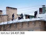 Рабочие сбрасывают снег с крыши здания (2011 год). Стоковое фото, фотограф Куликов Константин / Фотобанк Лори