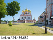 Солнечный июльский день в Иверском Святоозерском монастыре. Вид на собор Иконы Божией Матери Иверская. Валдай, Новгородская область (2015 год). Стоковое фото, фотограф Виктор Карасев / Фотобанк Лори