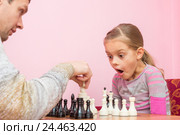 Дочка удивилась и открыла рот, когда папа убил очередную фигуру на шахматной доске. Стоковое фото, фотограф Иванов Алексей / Фотобанк Лори