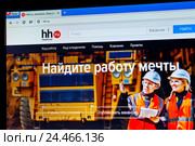 Экран компьютера с открытой страничкой сайта поиска вакансий HeadHunter hh.ru (2016 год). Редакционное фото, фотограф Александр Тарасенков / Фотобанк Лори