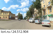 Боровичи. Автомобиль движется по Ленинградской улице (2016 год). Редакционное видео, видеограф FotograFF / Фотобанк Лори