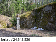 Деревянная скульптура у камня Крутовской с мемориальной доской. Красноярский заповедник Столбы (2015 год). Редакционное фото, фотограф Шичкина Антонина / Фотобанк Лори