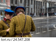 Мужчина и женщина в форме НКВД времен начала 20-го века стоят в центре города Москвы, Россия (2016 год). Редакционное фото, фотограф Николай Винокуров / Фотобанк Лори