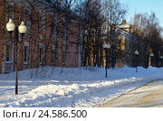 Мончегорск, Россия: Аллея имени Ермакова - пешеходная часть улицы Стахановская в маленьком северном провинциальном российском городе Мончегорске в солнечный зимний морозный день (2015 год). Стоковое фото, фотограф Елена Александрова / Фотобанк Лори