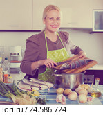 Housewife cooking soup with fish. Стоковое фото, фотограф Яков Филимонов / Фотобанк Лори