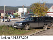 Автомобили стоят на газоне (2016 год). Стоковое фото, фотограф Александр Цуркан / Фотобанк Лори