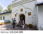 Группа туристов у стен старинного Успенского собора,1569. Святогорский Святоуспенский монастырь, Пушкинские горы, Псковская область, Россия. (2016 год). Редакционное фото, фотограф Сергей Васильев / Фотобанк Лори