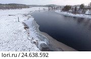 Лесная река в зимнее время года. Открытая вода и заснеженный берег. Карелия. Стоковое видео, видеограф Кекяляйнен Андрей / Фотобанк Лори