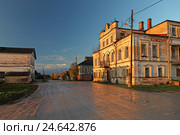 Старинные купеческие дома на центральной улице деревни Ширяиха. Архангельская область (2016 год). Редакционное фото, фотограф Самохвалов Артем / Фотобанк Лори