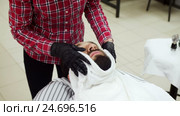 Barber towel wipes his beard. Стоковое видео, видеограф Сергей Кальсин / Фотобанк Лори