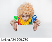 Смешная девочка в очках и в костюме клоуна с баннером. Стоковое фото, фотограф Элина Гаревская / Фотобанк Лори