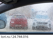 Оледеневшее стекло автомашины зимой. Стоковое фото, фотограф Sergei Gorin / Фотобанк Лори