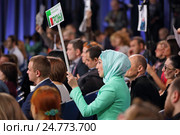 Москва, Центр международной торговли. Ежегодная пресс-конференция Президента России Владимира Путина. Журналистка чеченской государственной телерадиокомпании "Грозный" пытается задать вопрос (2016 год). Редакционное фото, фотограф Игорь Долгов / Фотобанк Лори