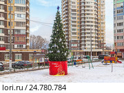 Новогодняя елка на улице подмосковного поселка. Островцы, Раменский район (2016 год). Редакционное фото, фотограф Владимир Сергеев / Фотобанк Лори