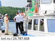 Контролёр и члены команды теплохода "Москва 28" на причале (2012 год). Редакционное фото, фотограф Алёшина Оксана / Фотобанк Лори