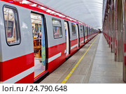 Санкт-Петербург. Метрополитен. Состав нового поколения "Юбилейный" ("Охта") на станции. (2016 год). Редакционное фото, фотограф Александр Тарасенков / Фотобанк Лори