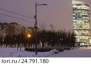 Парк 300-летия Санкт-Петербурга. Вид на бизнес-центр "Атлантик сити". Зинмий вечер. Санкт-Петербург (2016 год). Редакционное фото, фотограф Анна Зеленская / Фотобанк Лори