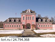 Здание в Больших вязёмах (конный двор) (2016 год). Редакционное фото, фотограф Михаил Феоктистов / Фотобанк Лори