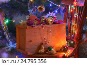Посылочный ящик с новогодними игрушками. Стоковое фото, фотограф Марина Володько / Фотобанк Лори