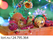 Посылочный ящик с новогодними игрушками. Стоковое фото, фотограф Марина Володько / Фотобанк Лори