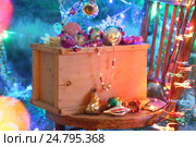Посылочный ящик с новогодними игрушками. Стоковое фото, фотограф Марина Володько / Фотобанк Лори