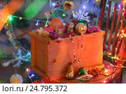 Посылочный ящик с новогодними игрушками. Стоковое фото, фотограф Марина Володько / Фотобанк Лори