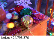 Посылочный ящик с новогодними игрушками. Стоковое фото, фотограф Марина Володько / Фотобанк Лори