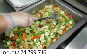Preparing vegetable ragout. Стоковое видео, видеограф Александр Устич / Фотобанк Лори